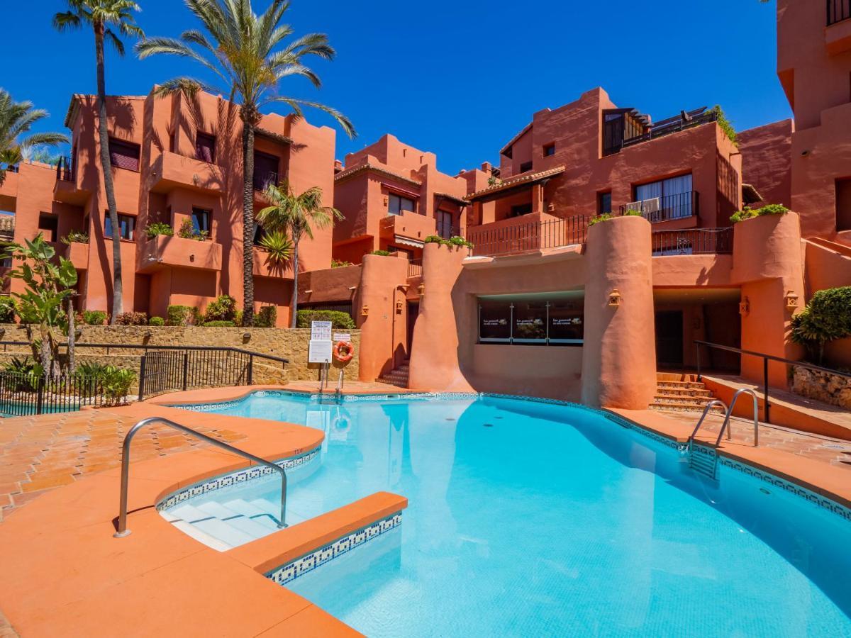 Cubo's & Parking Jardines De Don Carlos * Marbella